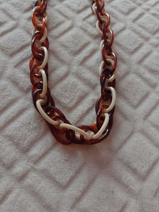 Długie, Bogato zdobione korale z Londynu, naszyjnik