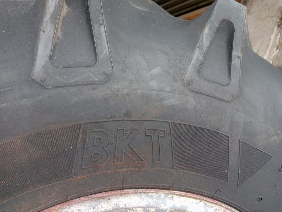 Koła opony BKT 16.9-24 felgi 6 otworów Fahr Claas
Koła opony BKT 16.9-