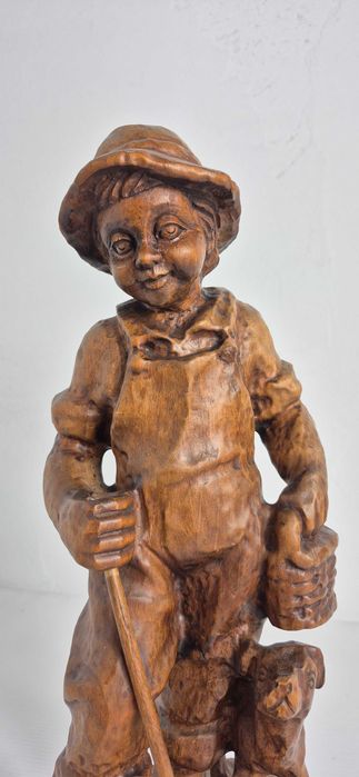 Duża drewniana rzeźba – Chłopiec z psem – 36 cm | Sygnowana