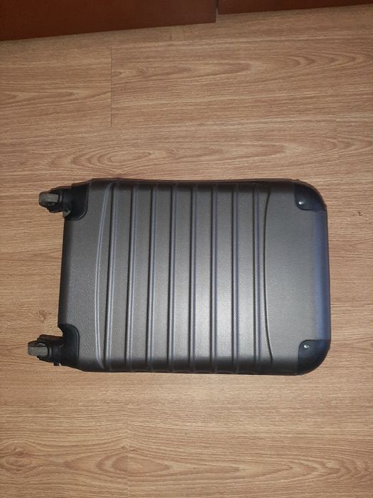 Продам дорожный чемодан.