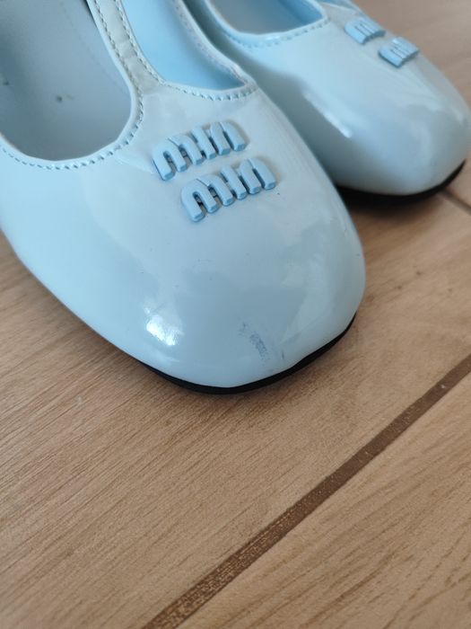 Блакитні туфлі, каблук