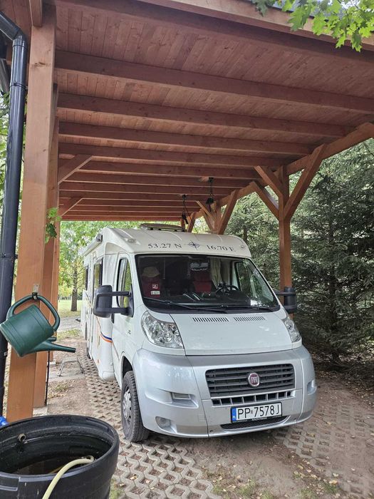 Kamper ROMER w idealnym stanie, z platformą na dwa rowery elektryczne oraz solarem.