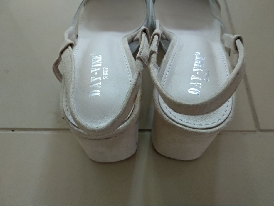 Beżowe transparentne buty bez pięty