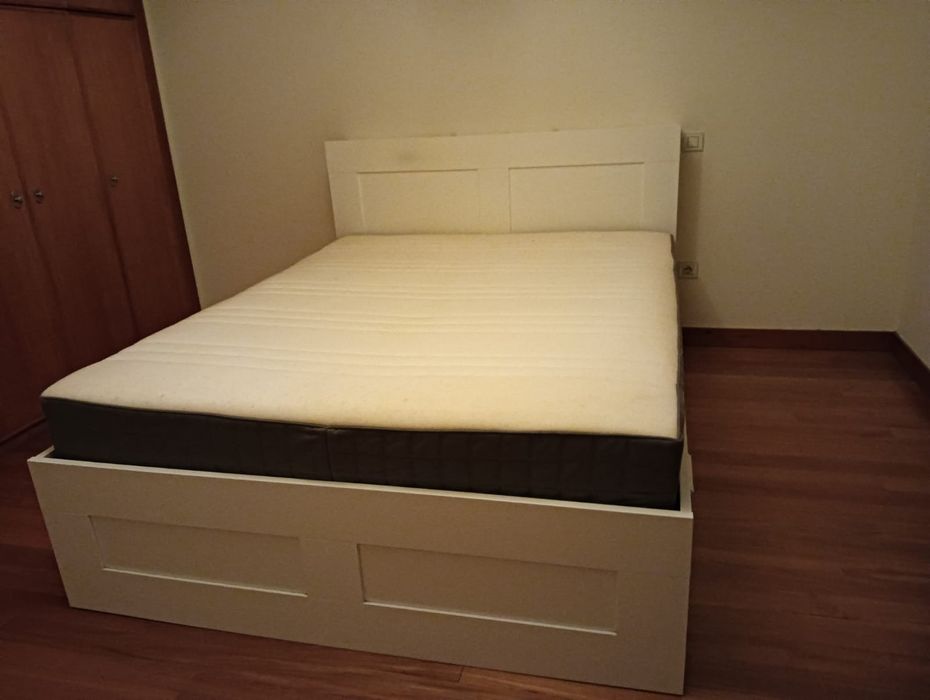 Cama com estrado, gavetas e colchão