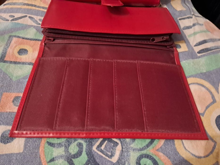 Torebka miała odpinany paseczek-portfel czerwony