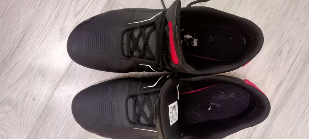 Шкіряні кросівки