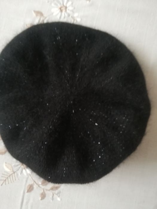 Czapka damska z daszkiem.