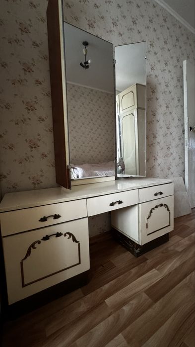 Книжные полки, трюмо, комод бесплатно