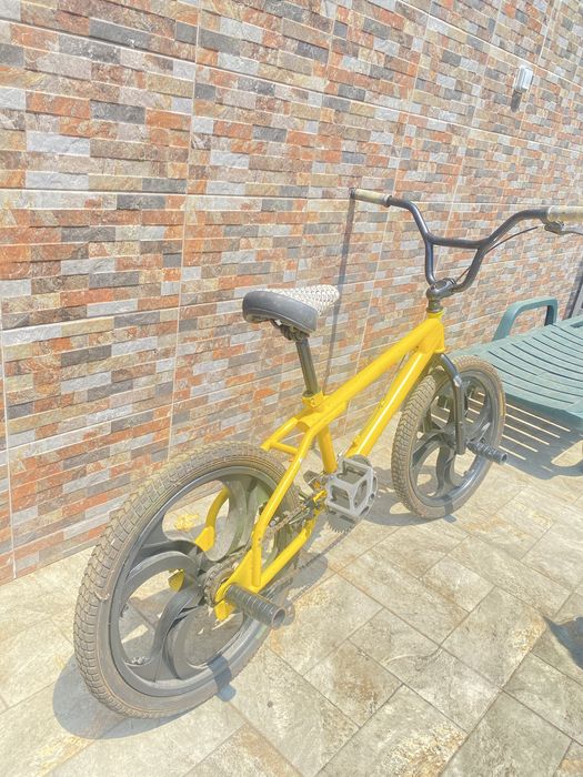 Bmx amarela com aros especiais