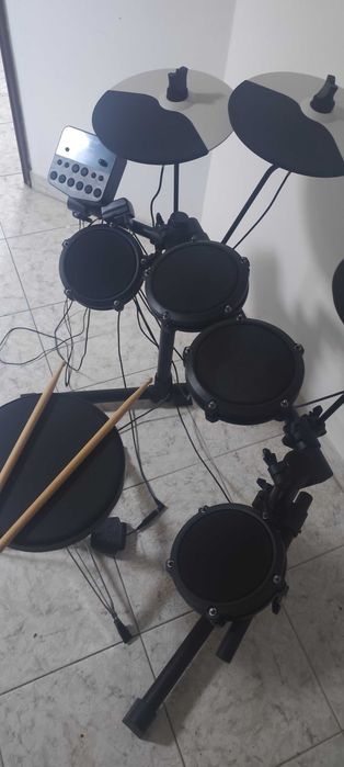 Bateria Eletrônica pouco usada Alesis debut kit + banquete