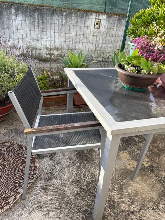 Mesa de exterior com 4 cadeiras