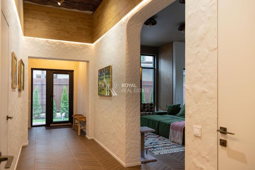 Продаж ділянки з 2 будинками КМ Riviera Village с. Лебедівка Паркінг