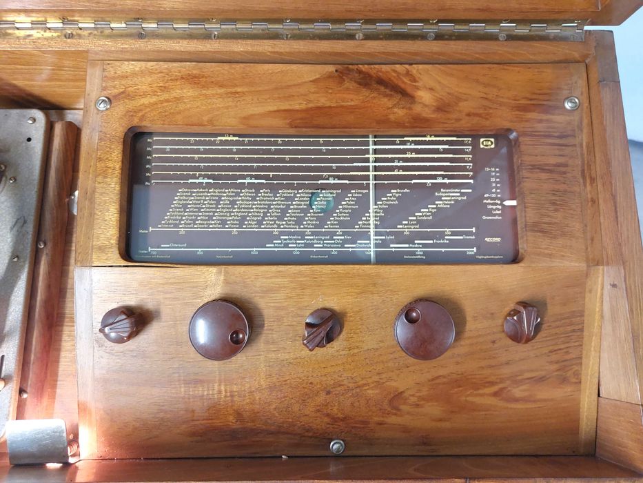 Móvel com rádio e gira discos EIA