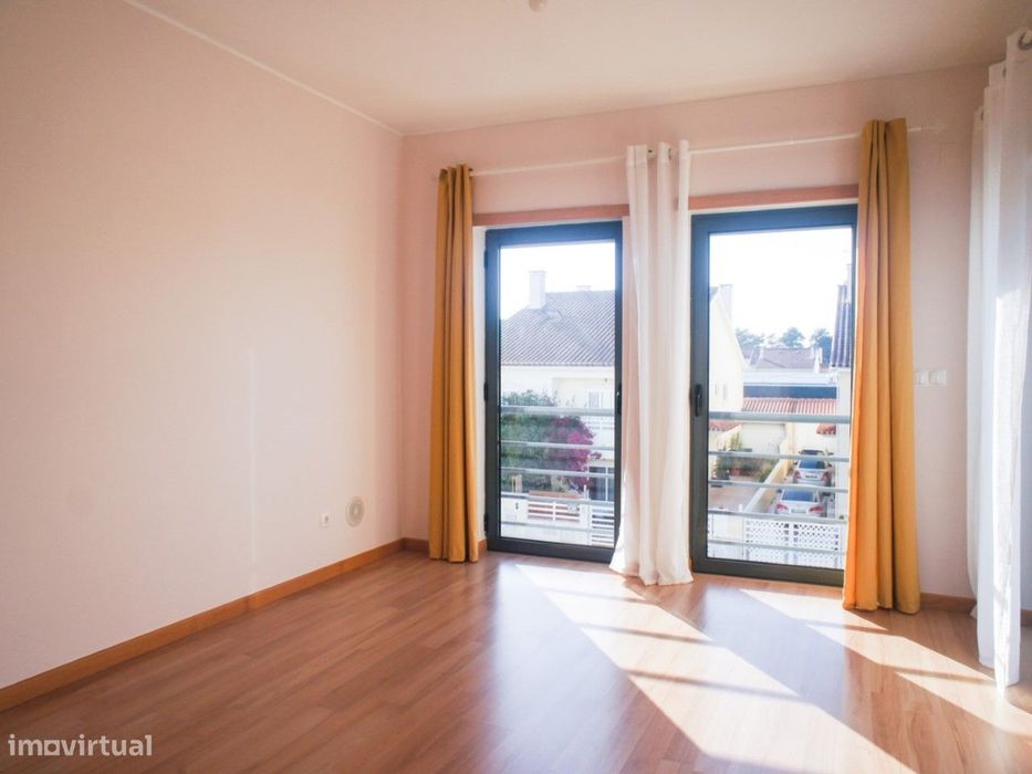 Apartamento T3 Semi-Novo! Com Varanda e Arrecadação individual