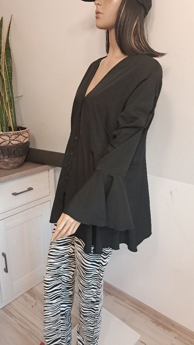 Czarna bluzka z baskinka plus size