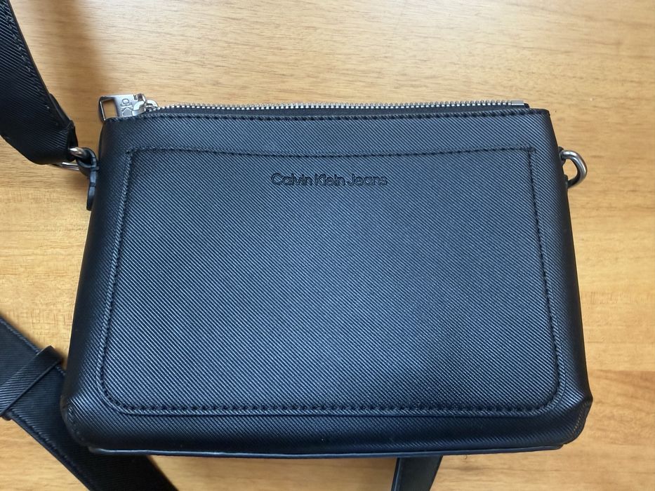 сумка Calvin Klein, модель из экокожи с текстурой сафьяно