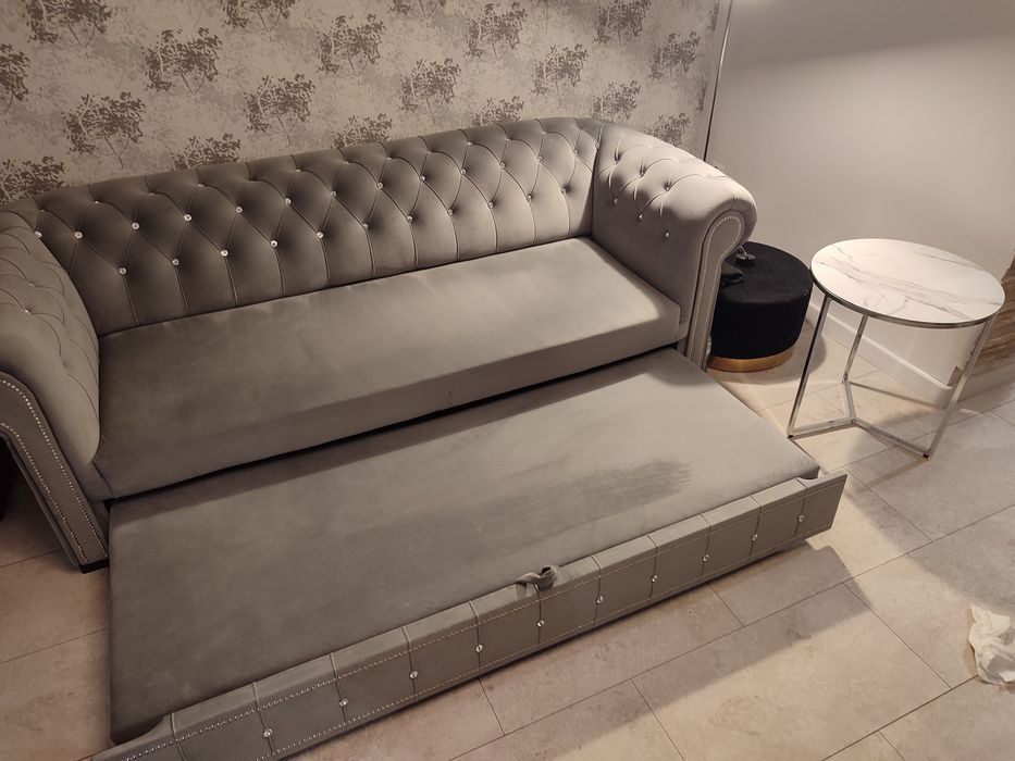 Piękna sofa rozkładana Glamour szara srebrne dodatki