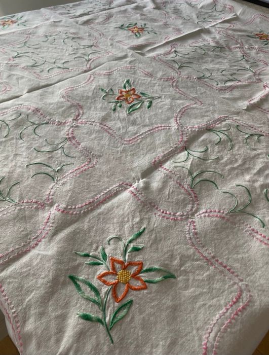 Toalha de algodão e linho toda bordada à mão