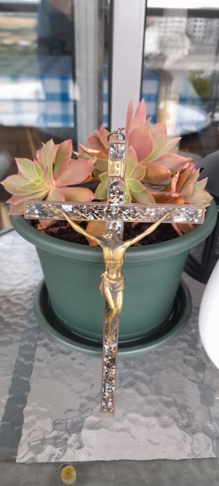 Crucifixo antigo em metal com madrepérola