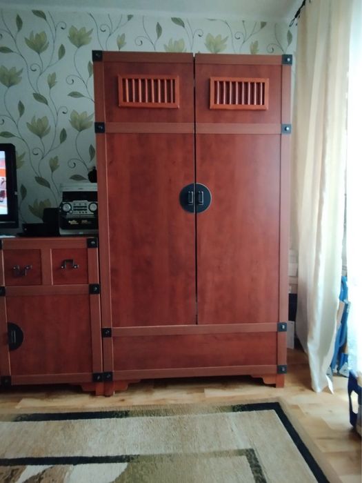 Masywna duza szafa firmy vox