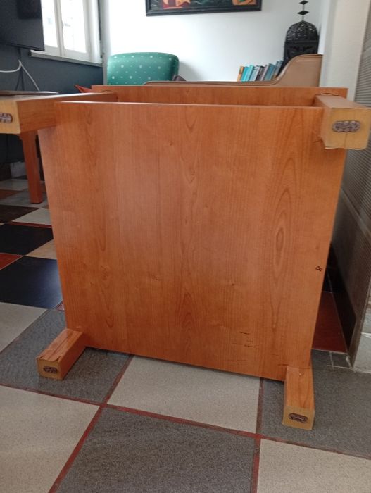 Mesa de Café Elegante de Madeira de Cerejeira - Como Nova!