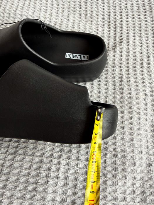 Czarne buty/klapki na lekkim podwyższeniu