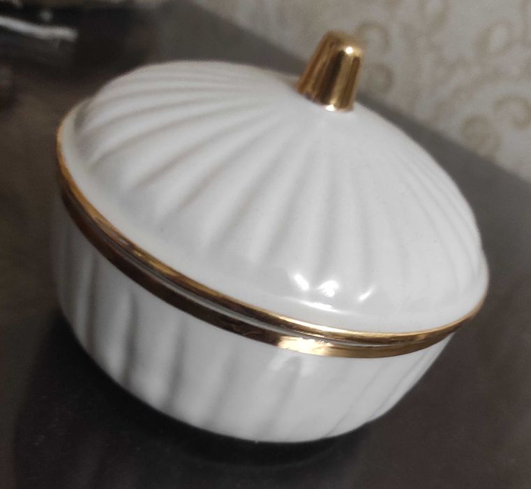 Новая керамическая белая с золотом сахарница