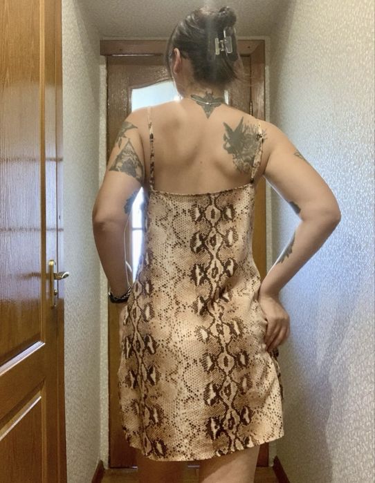 Коричнева сукня з змійовим принтом