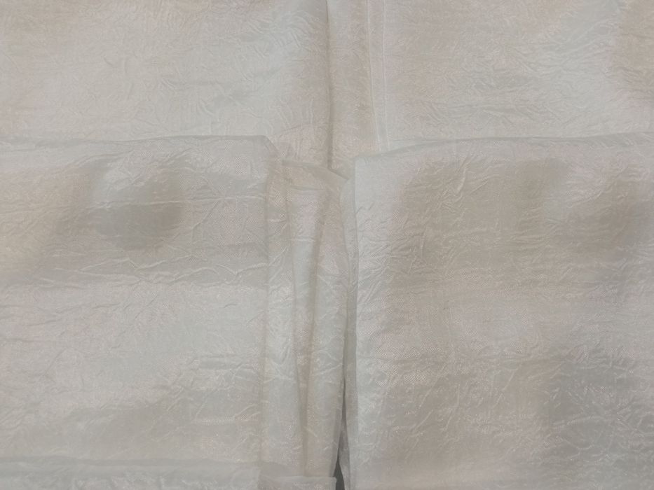 Padrão discreto e elegante (cortinados brancos  "amarrotados")