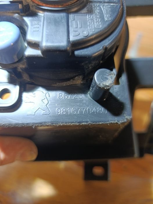 Mocowanie halogenu lewe  halogen Peugeot Partner iv