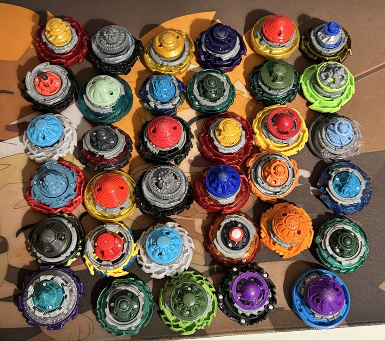 Varios Beyblades Burst oficiais da Hasbro