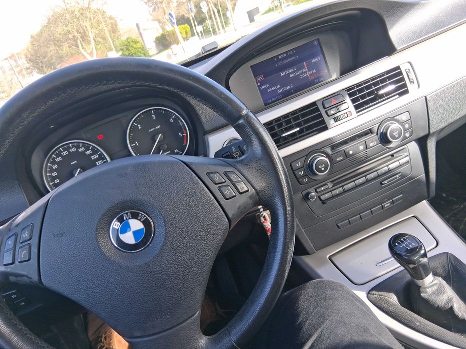 BMW 318D LCI impecável.