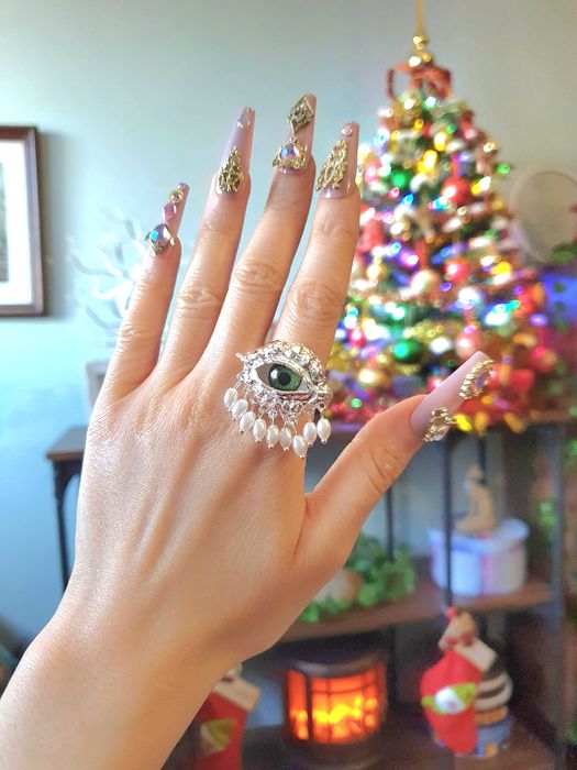 Anel surrealista olho verde, metal prateado, tamanho ajustável