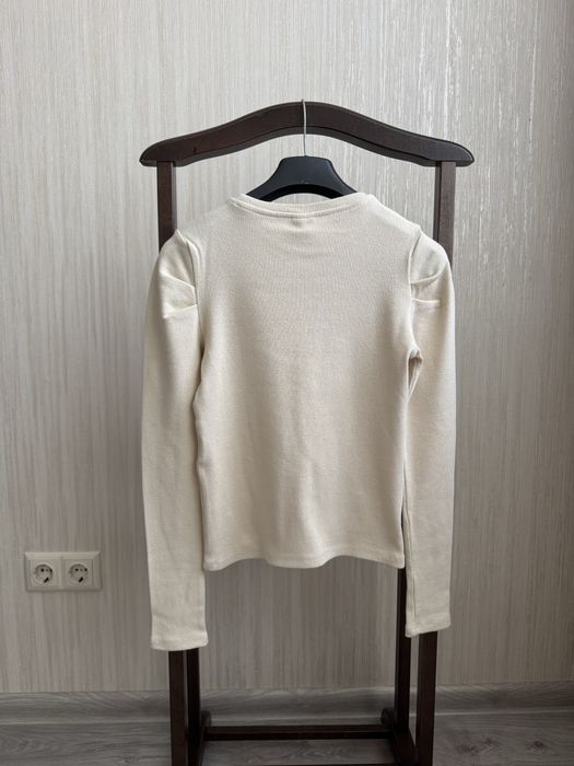 Лонгслів в рубчик із аплікацією квітів від Zara