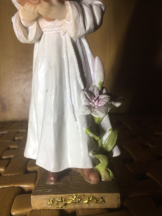 Figurka dziewczynki z ksiazka 17 cm.