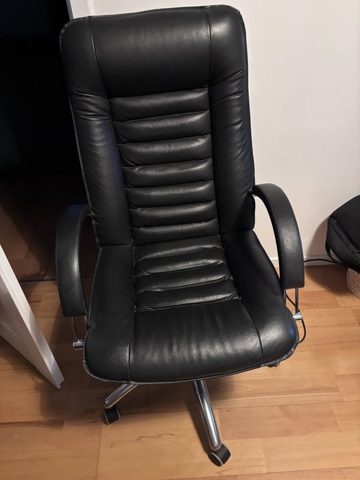 czarny skorzany fotel biurowy