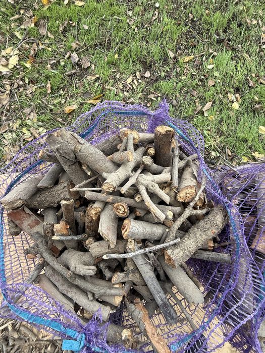 Дрова в сітці на розтопку