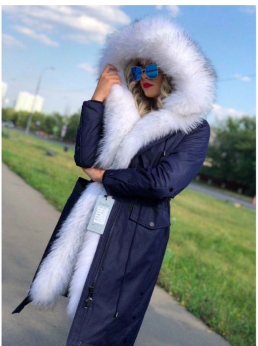 Парка куртка с натуральным белым мехом енота