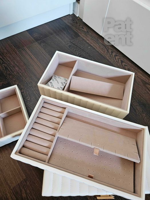 Duża biała pikowana szkatułka na biżuterię 4 poziomy z lusterkiem