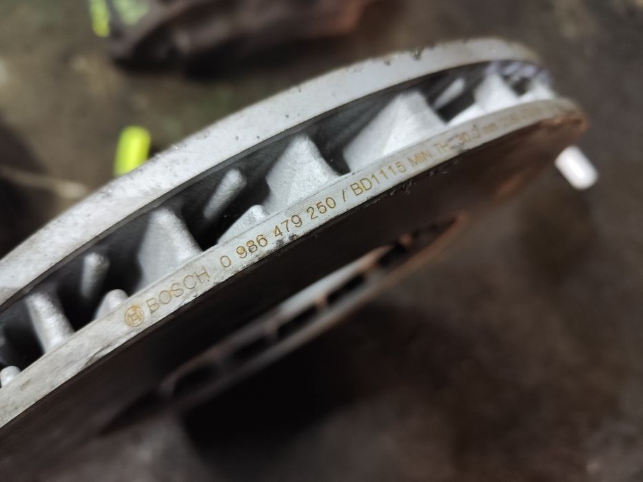 VW Touareg 7L zacisk hamulcowy prawy lewy tył 4 tłoczki nowe tarcze