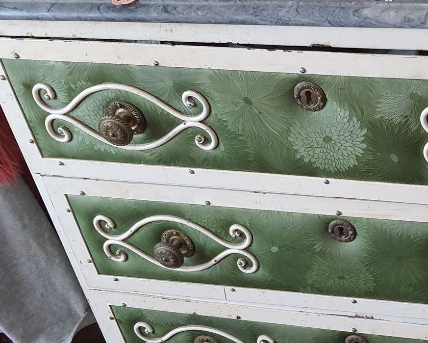 Cómoda vintage em ferro com detalhes em napa