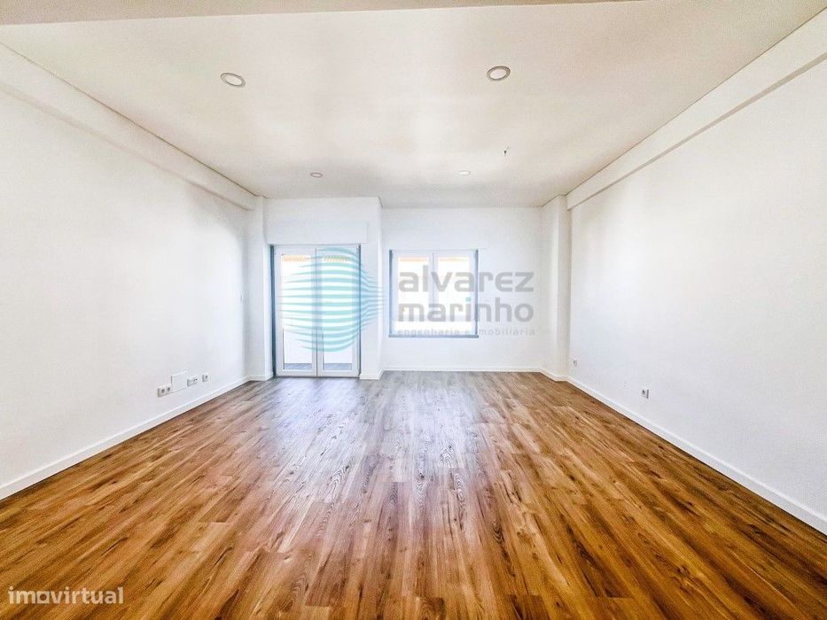 Apartamento T2 com Vista Mar, Garagem e Totalmente Remodelado