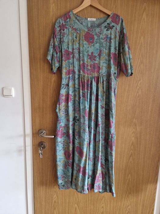 Zwiewna sukienka plus size na lato maxi