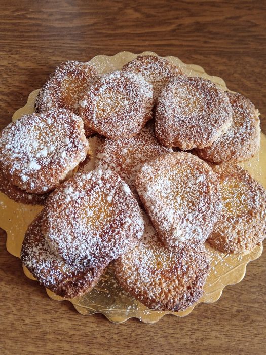 Ovos caseiros, pastéis, croissants, biscoitos ,etc