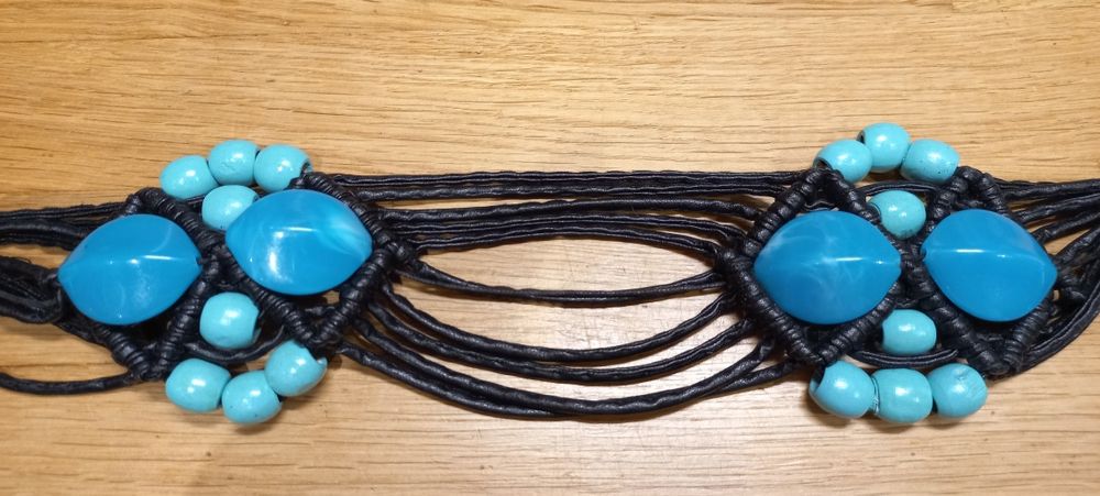 Pasek damski wiązany z turkusowymi kamieniami