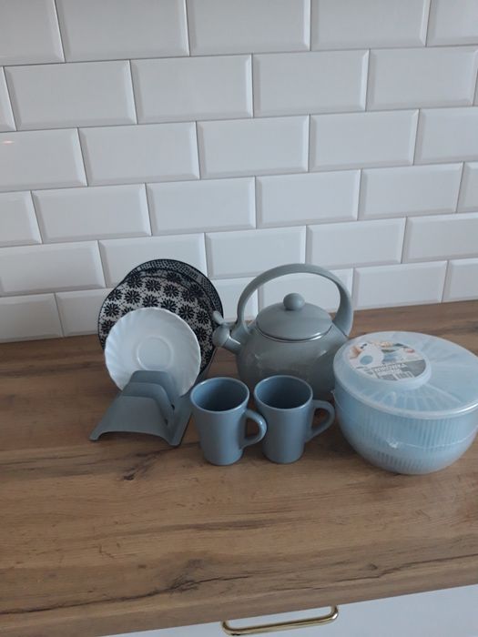 Czajnik, kubki, osuszacz i stojak .