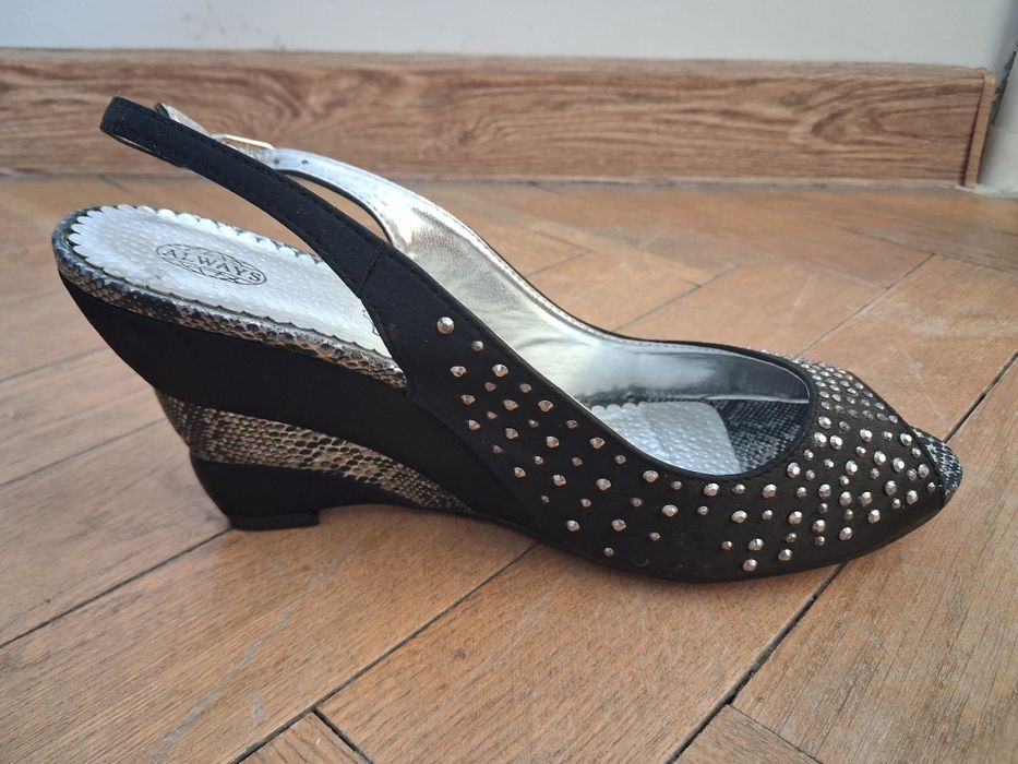 Buty na koturnie