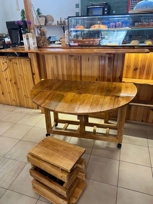 Mesa desdobravel feita por carpinteiro