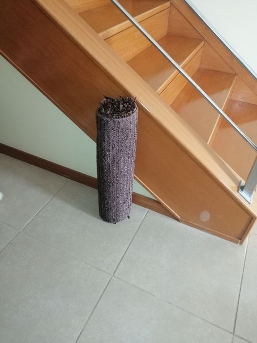 1 tapete  castanho com 60 cm por 1,2m, e 1 tapetao com 1m por 1,5m