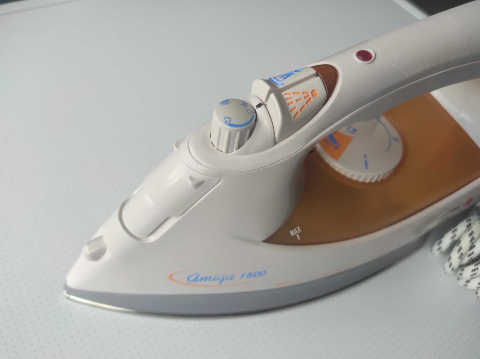 SUPER PREÇO - Ferro de passar a vapor NOVO